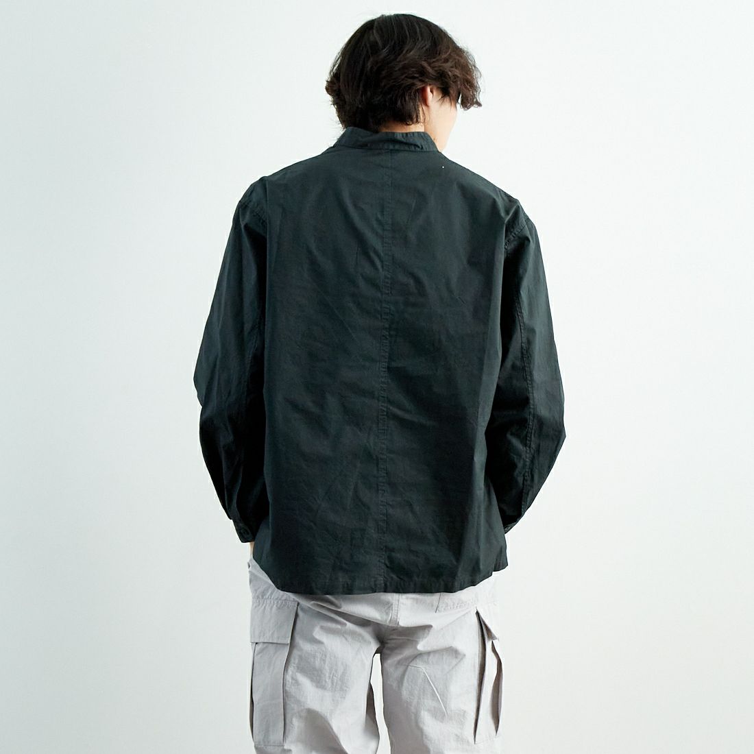 STILL BY HAND [スティルバイハンド] ガーメントダイ オーバーシャツ [SH03251] GREEN CHAR &&モデル身長：179cm 着用サイズ：48&&