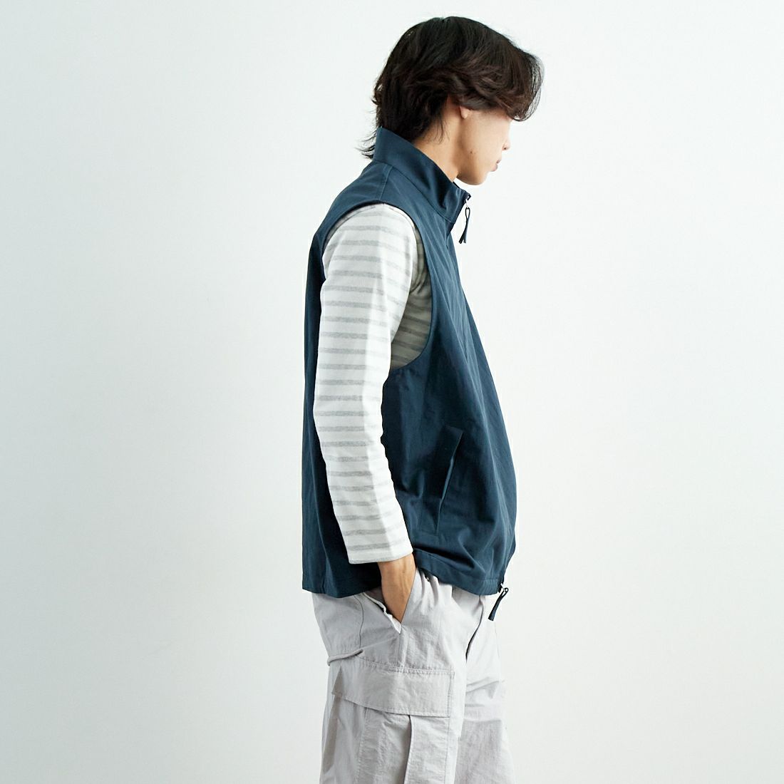STILL BY HAND [スティルバイハンド] スタンドカラーベスト [VE02251] TEAL BLUE &&モデル身長：179cm 着用サイズ：48&&