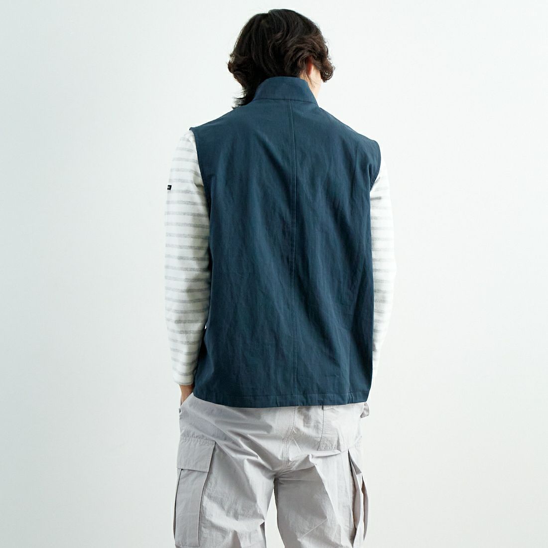 STILL BY HAND [スティルバイハンド] スタンドカラーベスト [VE02251] TEAL BLUE &&モデル身長：179cm 着用サイズ：48&&