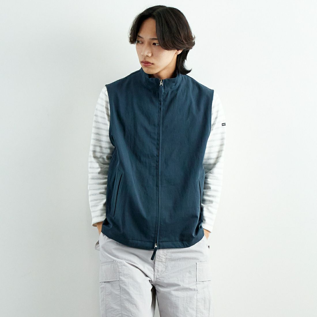 STILL BY HAND [スティルバイハンド] スタンドカラーベスト [VE02251] TEAL BLUE &&モデル身長：179cm 着用サイズ：48&&