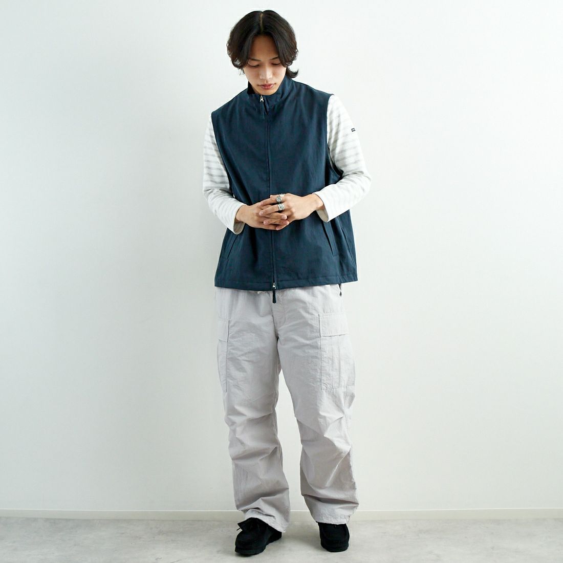 STILL BY HAND [スティルバイハンド] スタンドカラーベスト [VE02251] TEAL BLUE &&モデル身長：179cm 着用サイズ：48&&