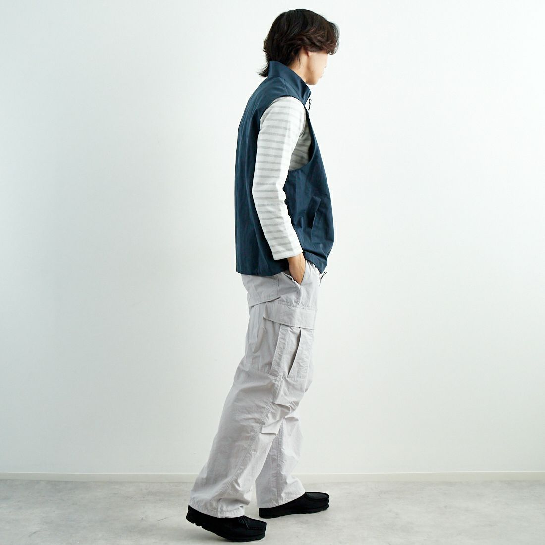 STILL BY HAND [スティルバイハンド] スタンドカラーベスト [VE02251] TEAL BLUE &&モデル身長：179cm 着用サイズ：48&&