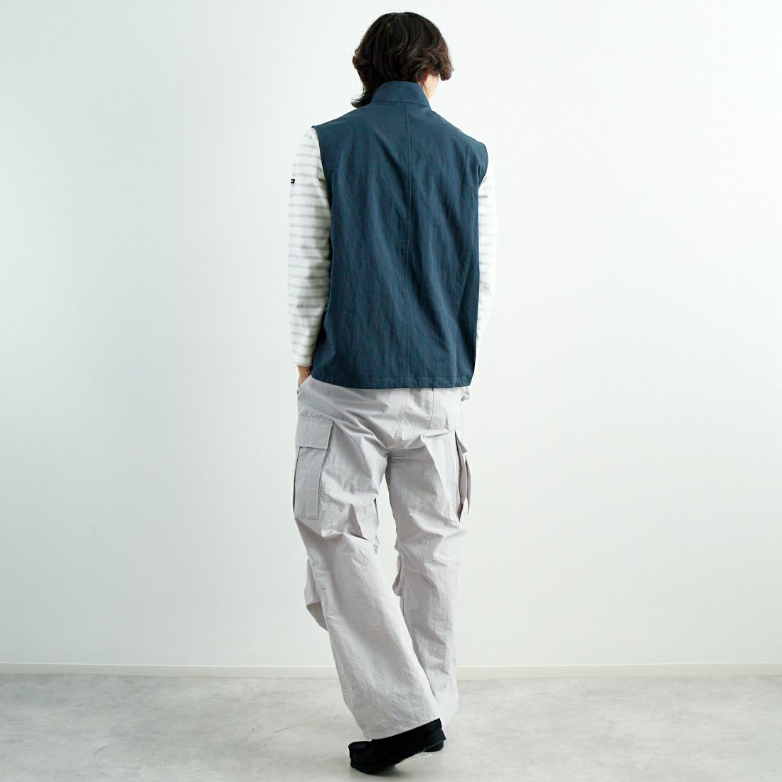 STILL BY HAND [スティルバイハンド] スタンドカラーベスト [VE02251] TEAL BLUE &&モデル身長：179cm 着用サイズ：48&&