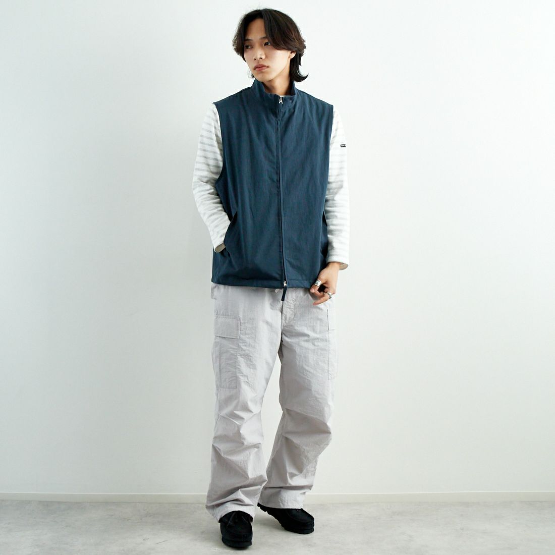 STILL BY HAND [スティルバイハンド] スタンドカラーベスト [VE02251] TEAL BLUE &&モデル身長：179cm 着用サイズ：48&&