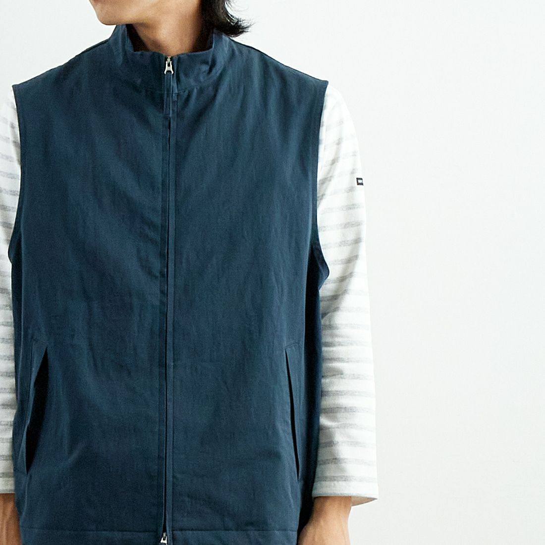 STILL BY HAND [スティルバイハンド] スタンドカラーベスト [VE02251] TEAL BLUE &&モデル身長：179cm 着用サイズ：48&&