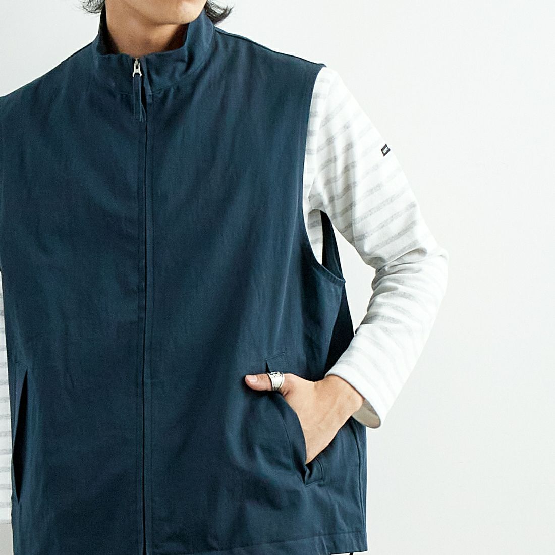 STILL BY HAND [スティルバイハンド] スタンドカラーベスト [VE02251] TEAL BLUE &&モデル身長：179cm 着用サイズ：48&&