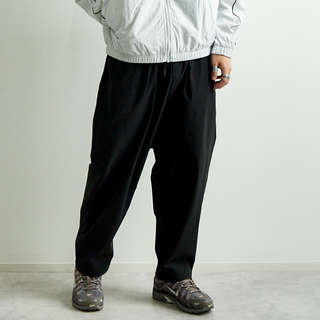 White Mountaineering [ホワイトマウンテニアリング] SOLOTEX ワイドサルエルパンツ [BK2571406] BLACK &&モデル身長：179cm 着用サイズ：2&&