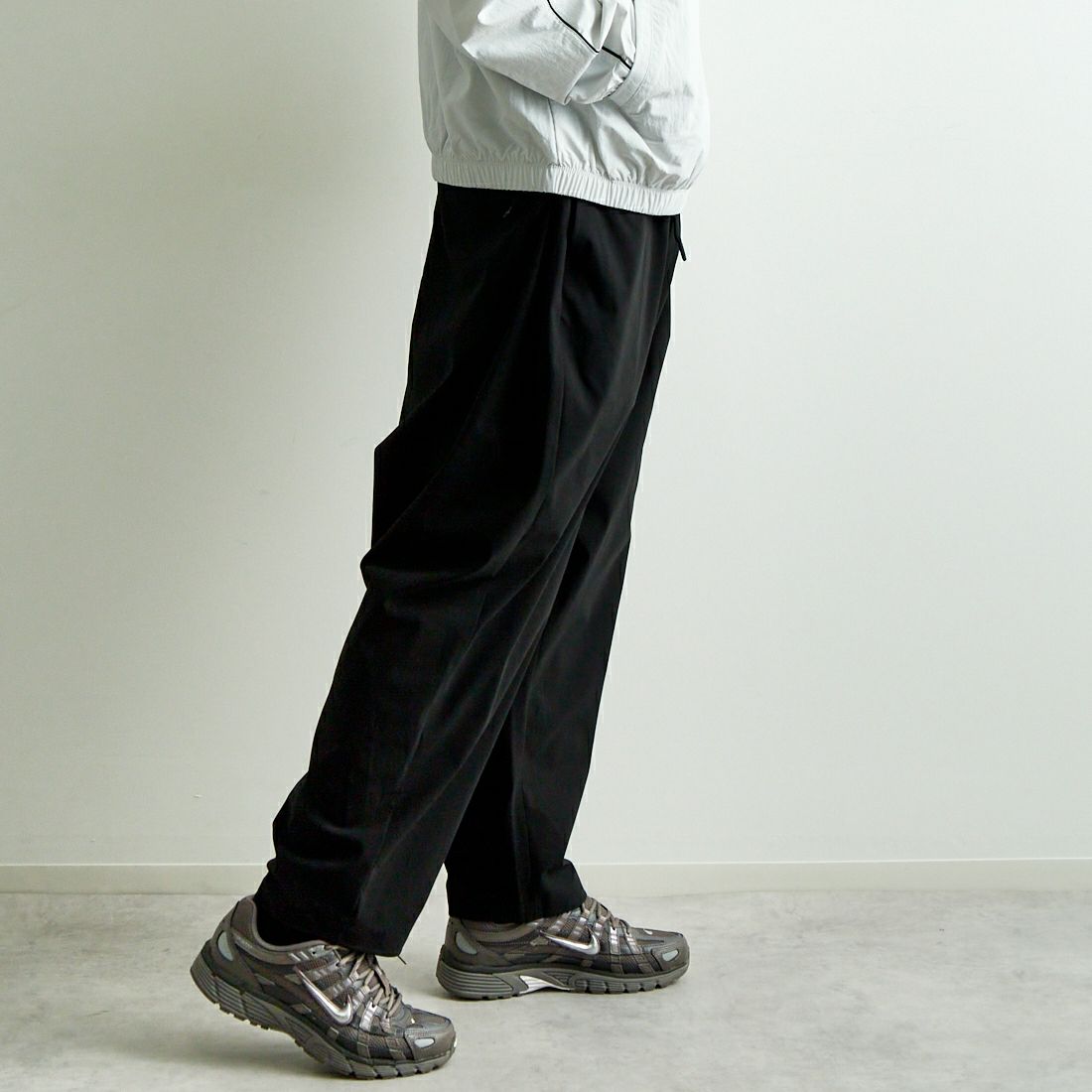 White Mountaineering [ホワイトマウンテニアリング] SOLOTEX ワイドサルエルパンツ [BK2571406] BLACK &&モデル身長：179cm 着用サイズ：2&&