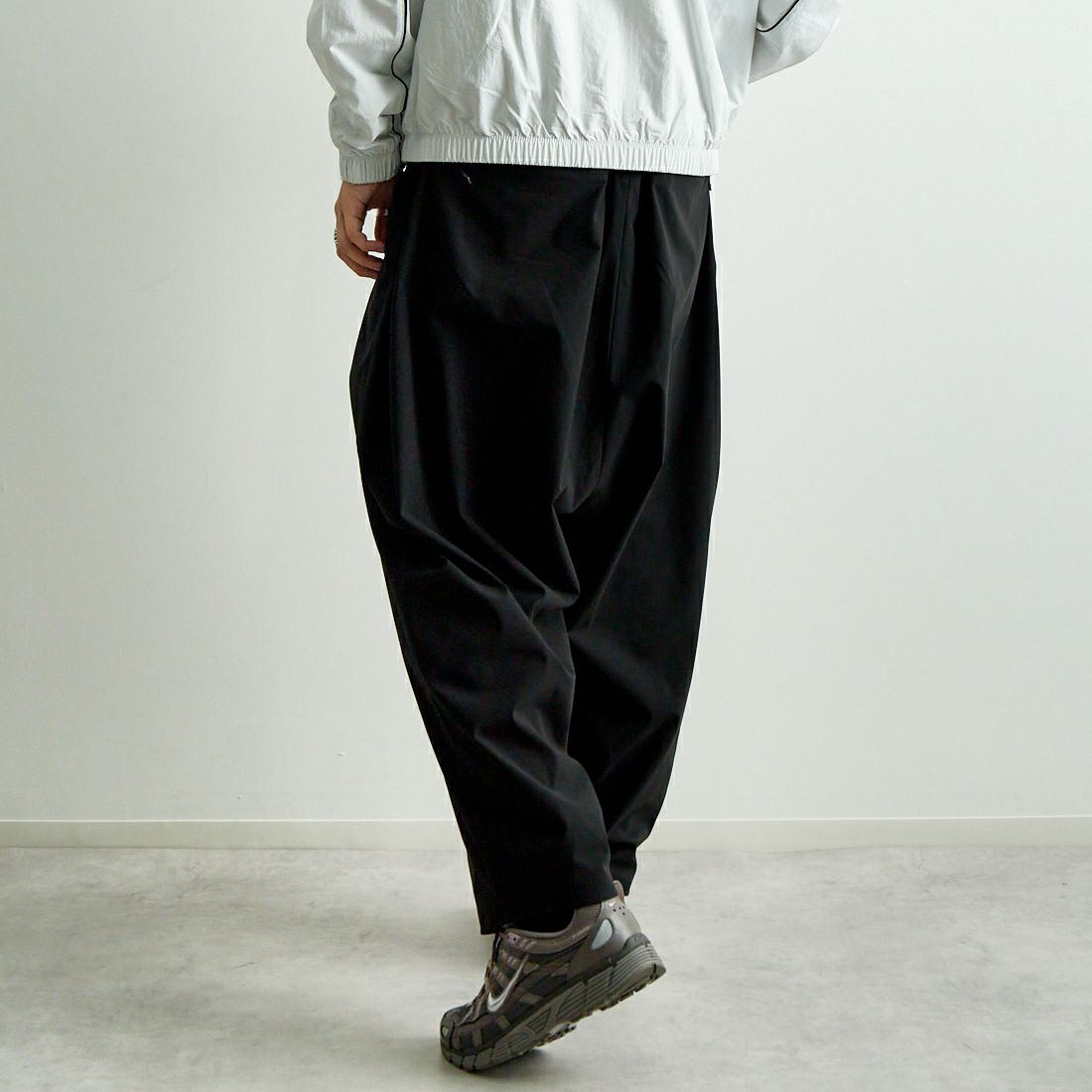 White Mountaineering [ホワイトマウンテニアリング] SOLOTEX ワイドサルエルパンツ [BK2571406] BLACK &&モデル身長：179cm 着用サイズ：2&&