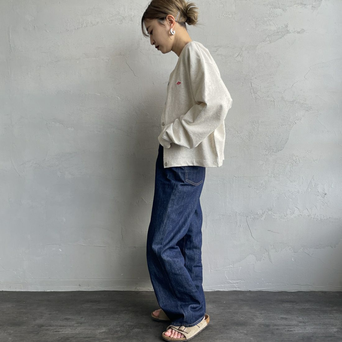 DANTON [ダントン] ドットボタン クルーネックカーディガン [DT-C0405CIN] TOP ECRU &&モデル身長：150cm 着用サイズ：38&&