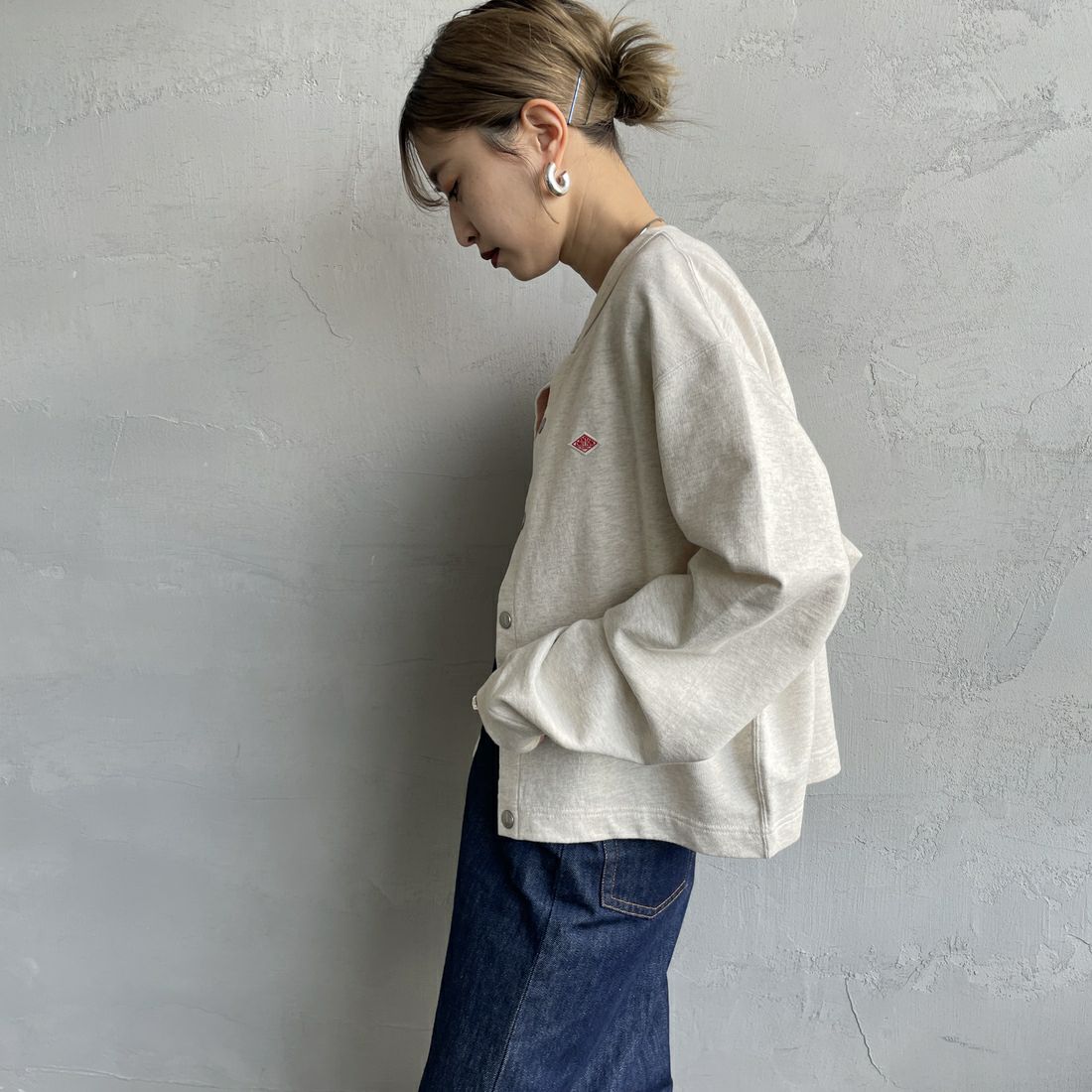 DANTON [ダントン] ドットボタン クルーネックカーディガン [DT-C0405CIN] TOP ECRU &&モデル身長：150cm 着用サイズ：38&&