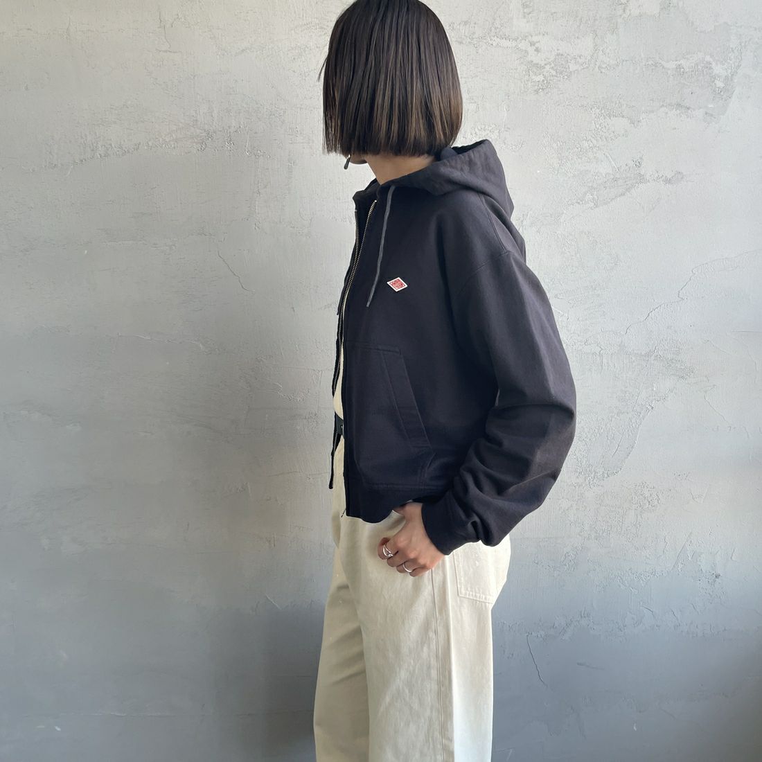 DANTON [ダントン] コットンテリー ジップフードパーカー [DT-C0411CIN] CHARCOAL &&モデル身長：159cm 着用サイズ：38&&