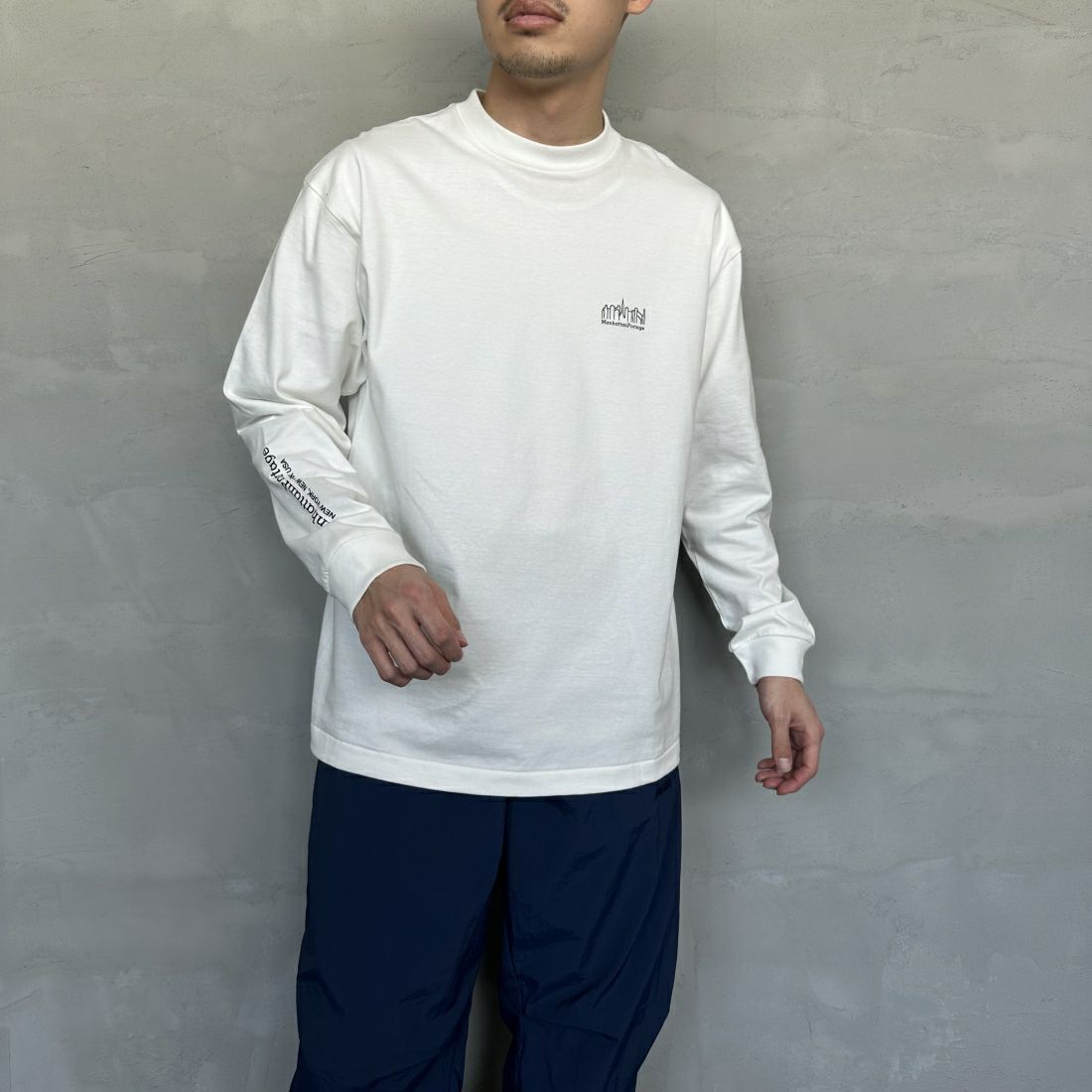 MANHATTAN PORTAGE [マンハッタンポーテージ] ワンポイントスカイラインロゴ 袖プリントロングTシャツ [MP-M580] WHITE &&モデル身長：168cm 着用サイズ：M&&