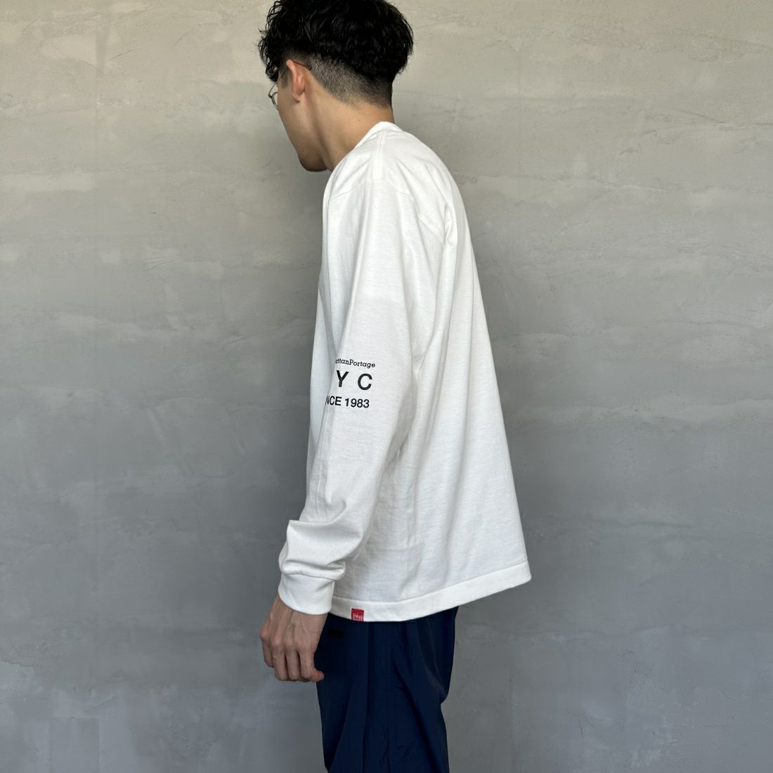 MANHATTAN PORTAGE [マンハッタンポーテージ] ワンポイントスカイラインロゴ 袖プリントロングTシャツ [MP-M580] WHITE &&モデル身長：168cm 着用サイズ：M&&