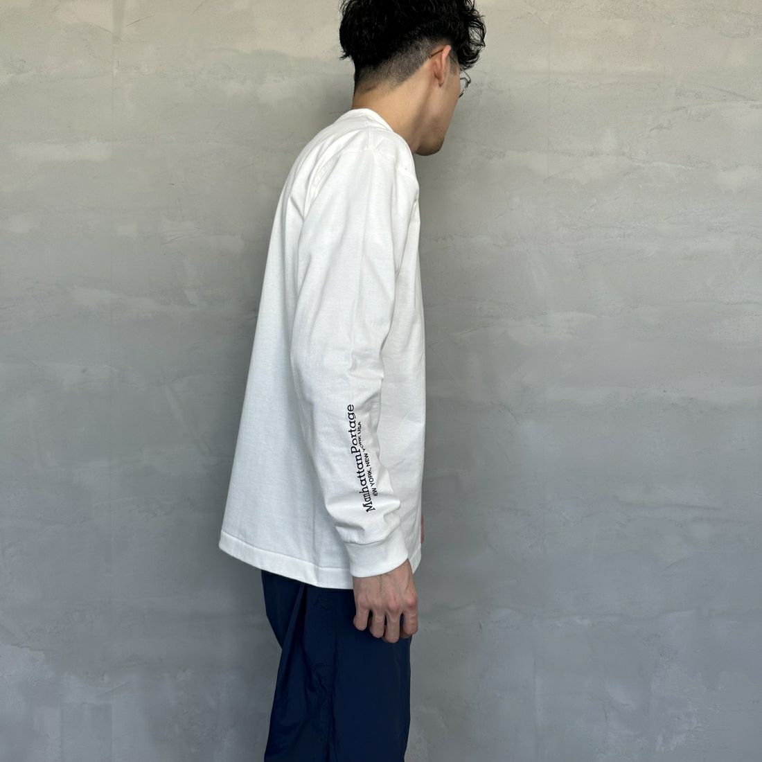 MANHATTAN PORTAGE [マンハッタンポーテージ] ワンポイントスカイラインロゴ 袖プリントロングTシャツ [MP-M580] WHITE &&モデル身長：168cm 着用サイズ：M&&