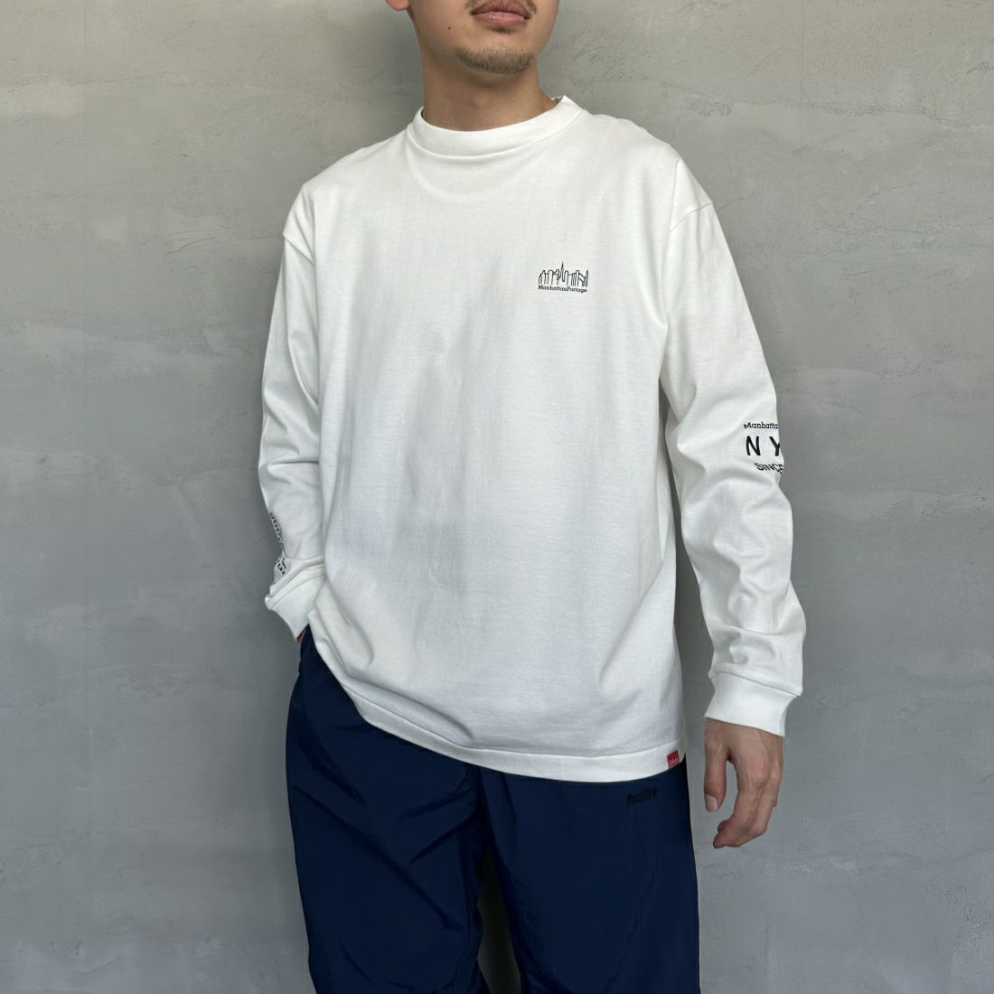 MANHATTAN PORTAGE [マンハッタンポーテージ] ワンポイントスカイラインロゴ 袖プリントロングTシャツ [MP-M580] WHITE &&モデル身長：168cm 着用サイズ：M&&
