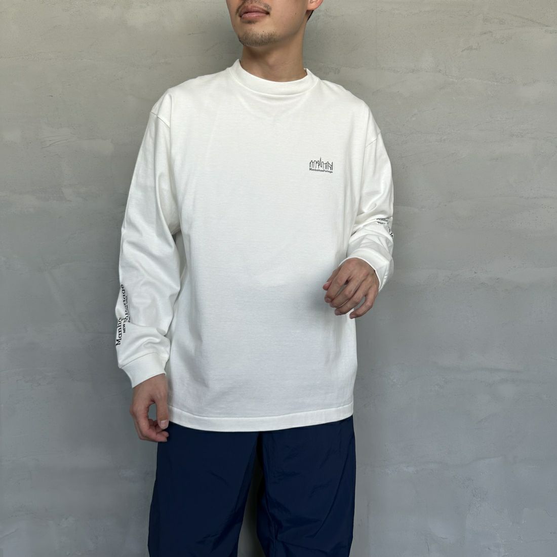 MANHATTAN PORTAGE [マンハッタンポーテージ] ワンポイントスカイラインロゴ 袖プリントロングTシャツ [MP-M580] WHITE &&モデル身長：168cm 着用サイズ：M&&
