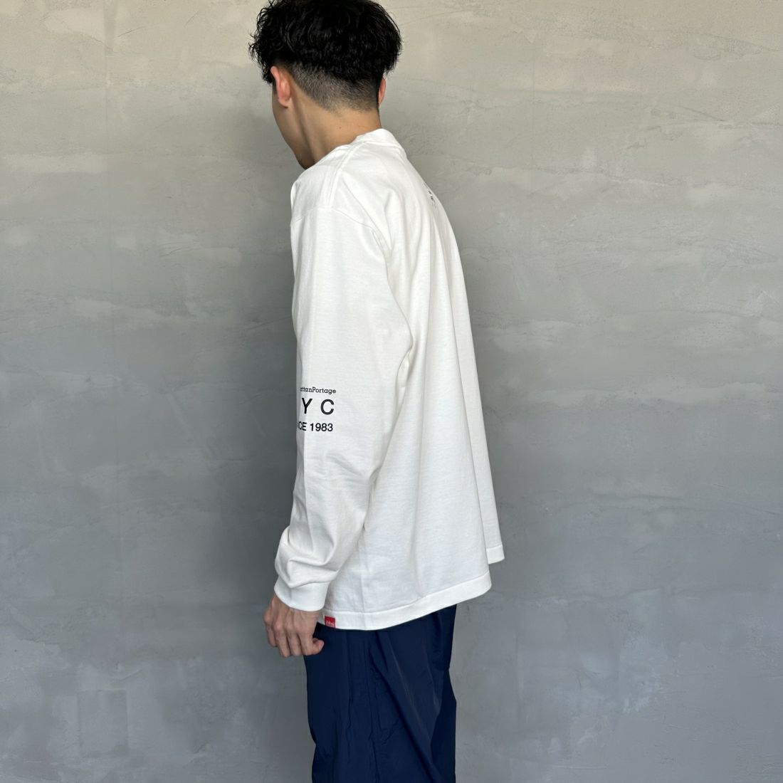 MANHATTAN PORTAGE [マンハッタンポーテージ] ワンポイントスカイラインロゴ 袖プリントロングTシャツ [MP-M580] WHITE &&モデル身長：168cm 着用サイズ：M&&