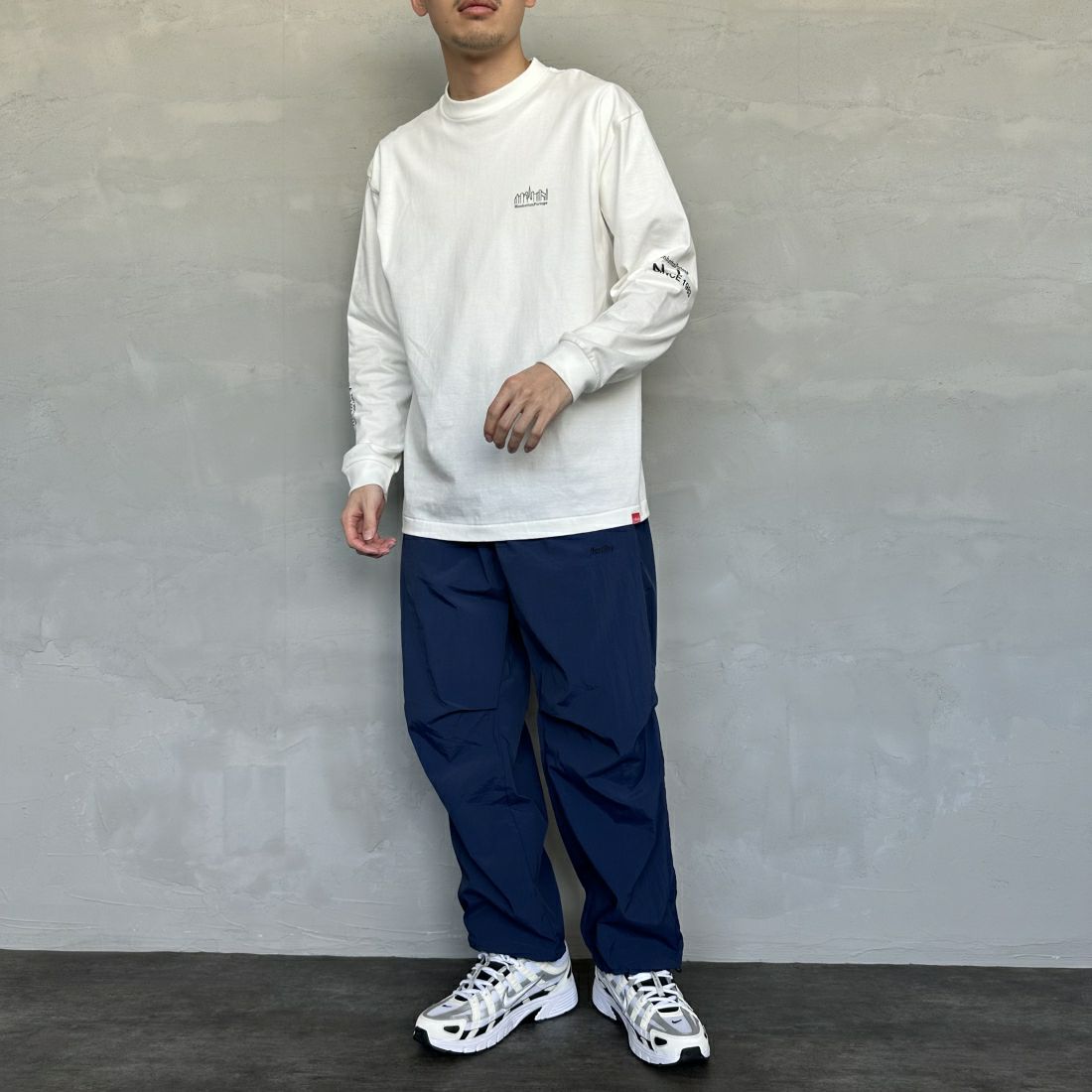 MANHATTAN PORTAGE [マンハッタンポーテージ] ワンポイントスカイラインロゴ 袖プリントロングTシャツ [MP-M580] WHITE &&モデル身長：168cm 着用サイズ：M&&