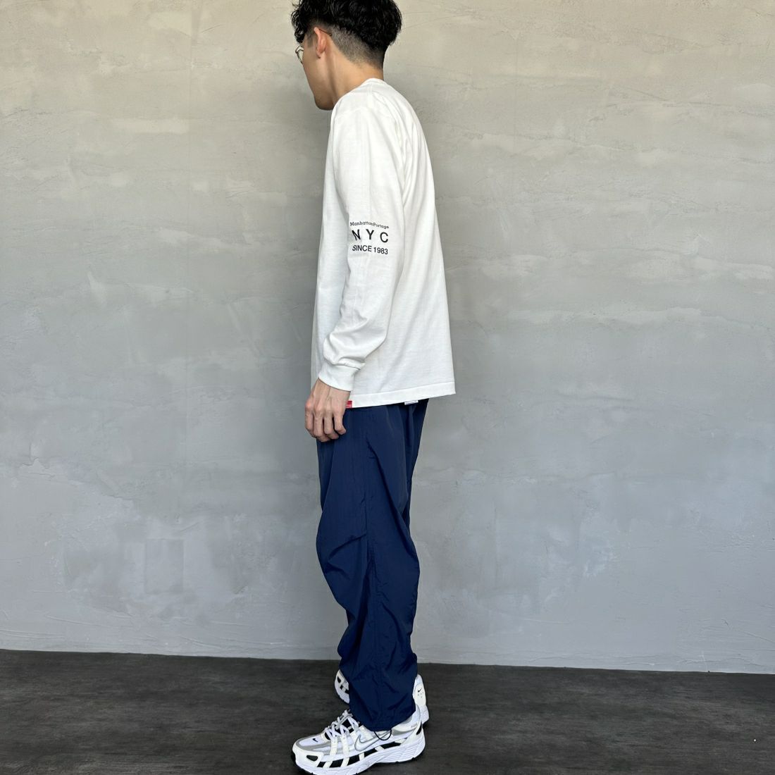 MANHATTAN PORTAGE [マンハッタンポーテージ] ワンポイントスカイラインロゴ 袖プリントロングTシャツ [MP-M580] WHITE &&モデル身長：168cm 着用サイズ：M&&