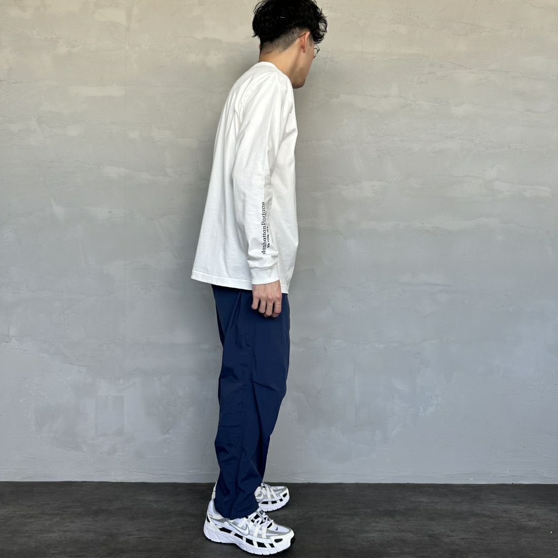 MANHATTAN PORTAGE [マンハッタンポーテージ] ワンポイントスカイラインロゴ 袖プリントロングTシャツ [MP-M580] WHITE &&モデル身長：168cm 着用サイズ：M&&