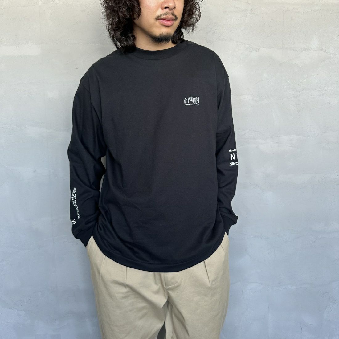 MANHATTAN PORTAGE [マンハッタンポーテージ] ワンポイントスカイラインロゴ 袖プリントロングTシャツ [MP-M580] BLACK &&モデル身長：173cm 着用サイズ：L&&