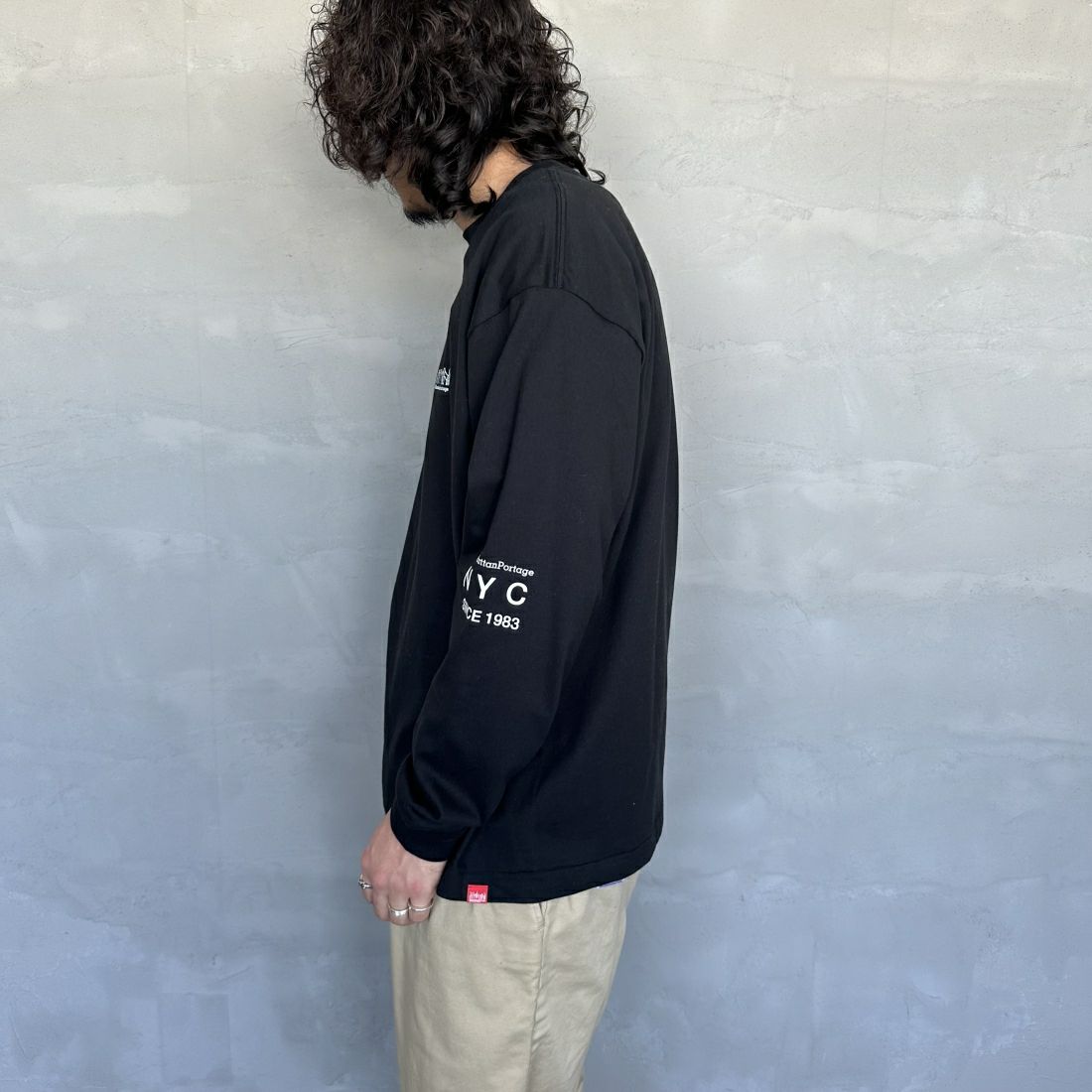 MANHATTAN PORTAGE [マンハッタンポーテージ] ワンポイントスカイラインロゴ 袖プリントロングTシャツ [MP-M580] BLACK &&モデル身長：173cm 着用サイズ：L&&