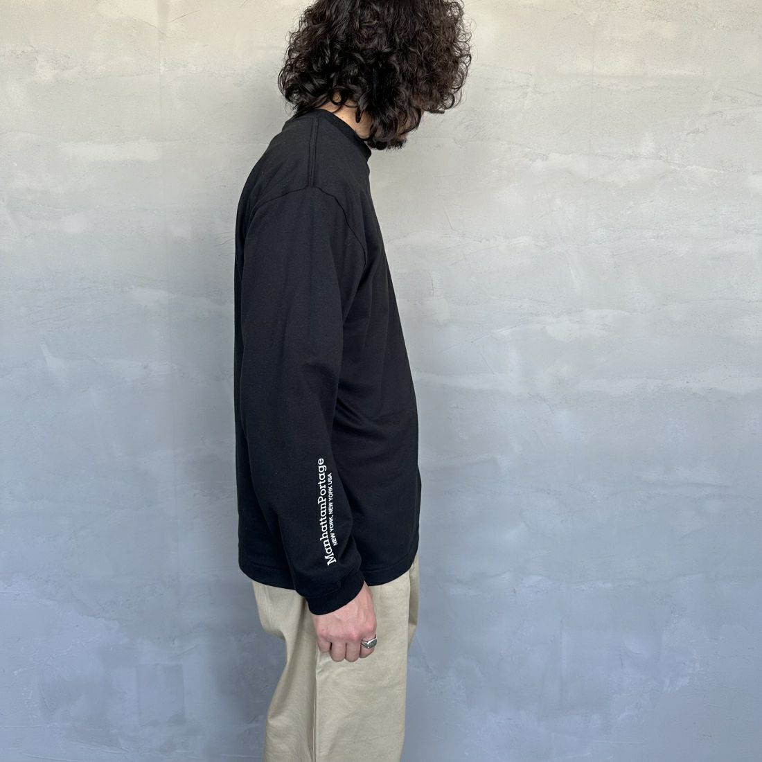 MANHATTAN PORTAGE [マンハッタンポーテージ] ワンポイントスカイラインロゴ 袖プリントロングTシャツ [MP-M580] BLACK &&モデル身長：173cm 着用サイズ：L&&