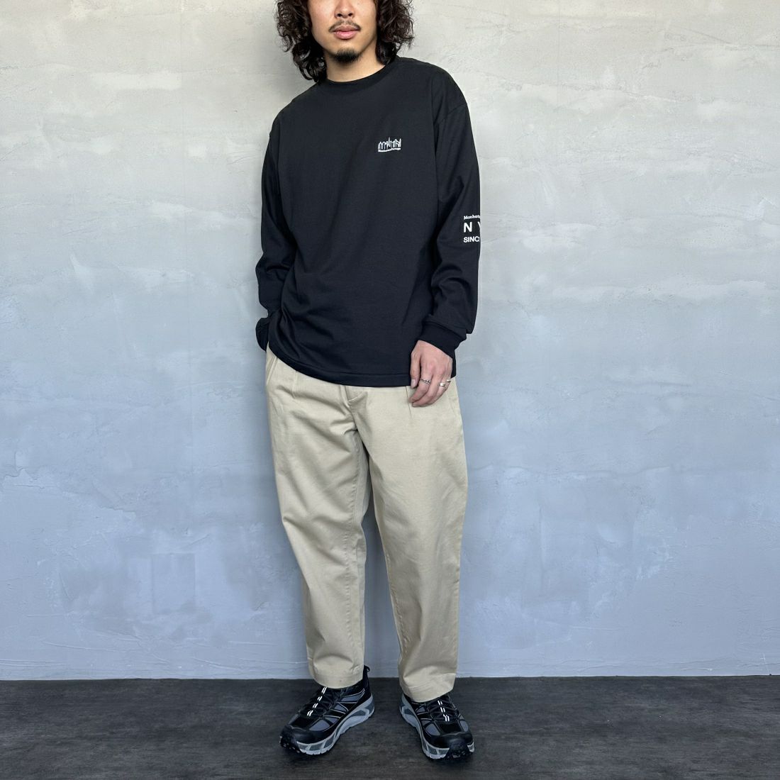 MANHATTAN PORTAGE [マンハッタンポーテージ] ワンポイントスカイラインロゴ 袖プリントロングTシャツ [MP-M580] BLACK &&モデル身長：173cm 着用サイズ：L&&