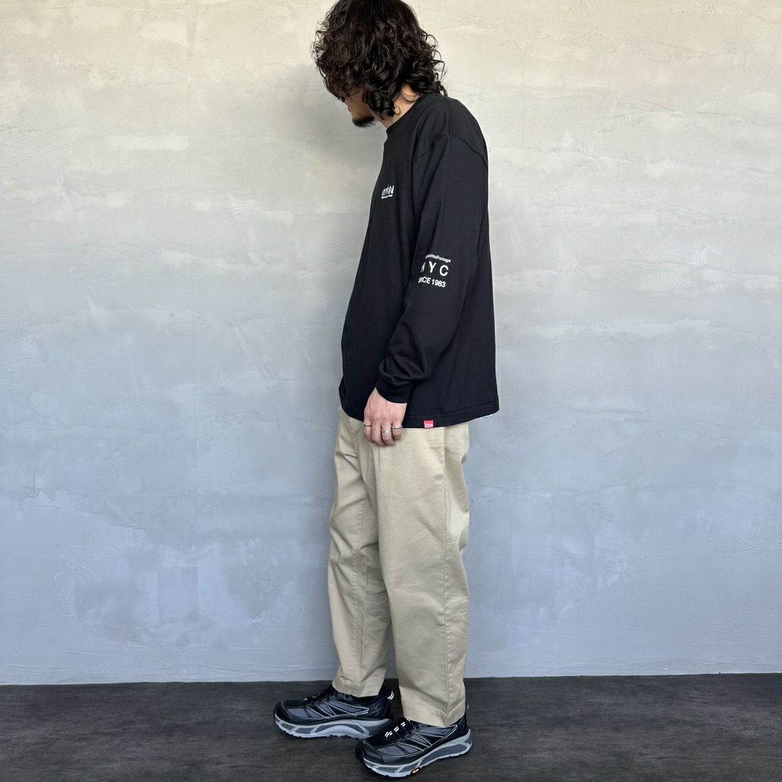 MANHATTAN PORTAGE [マンハッタンポーテージ] ワンポイントスカイラインロゴ 袖プリントロングTシャツ [MP-M580] BLACK &&モデル身長：173cm 着用サイズ：L&&