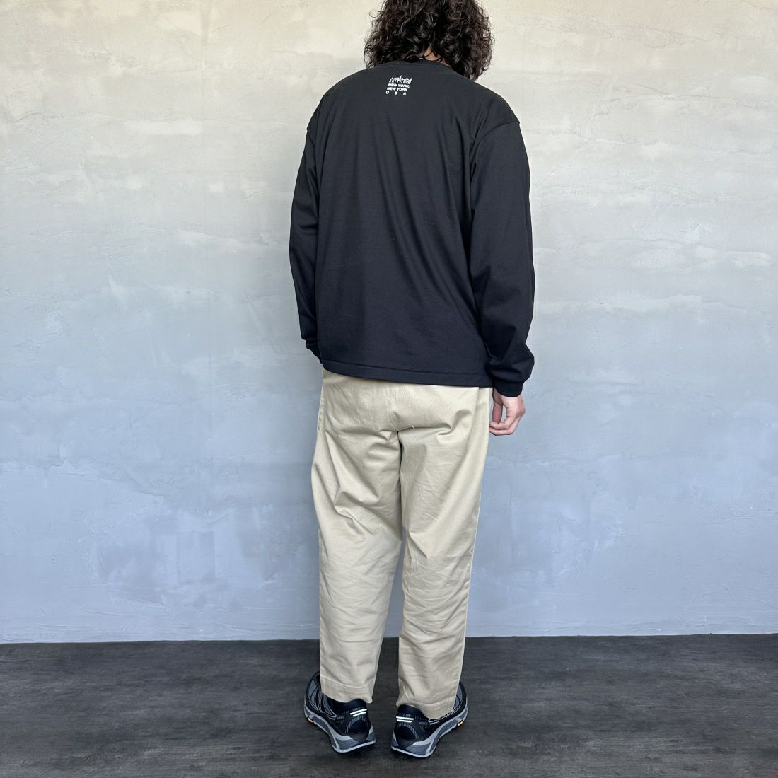 MANHATTAN PORTAGE [マンハッタンポーテージ] ワンポイントスカイラインロゴ 袖プリントロングTシャツ [MP-M580] BLACK &&モデル身長：173cm 着用サイズ：L&&