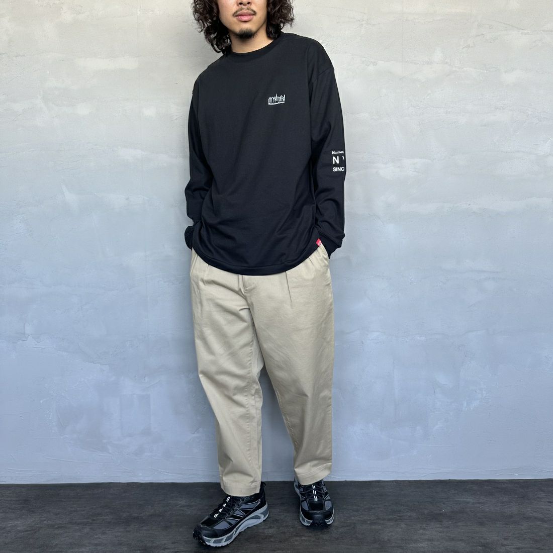 MANHATTAN PORTAGE [マンハッタンポーテージ] ワンポイントスカイラインロゴ 袖プリントロングTシャツ [MP-M580] BLACK &&モデル身長：173cm 着用サイズ：L&&