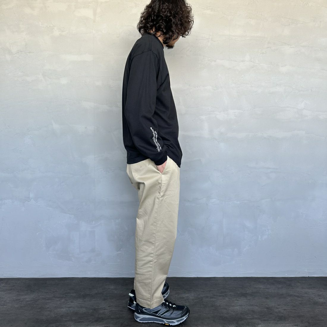 MANHATTAN PORTAGE [マンハッタンポーテージ] ワンポイントスカイラインロゴ 袖プリントロングTシャツ [MP-M580] BLACK &&モデル身長：173cm 着用サイズ：L&&