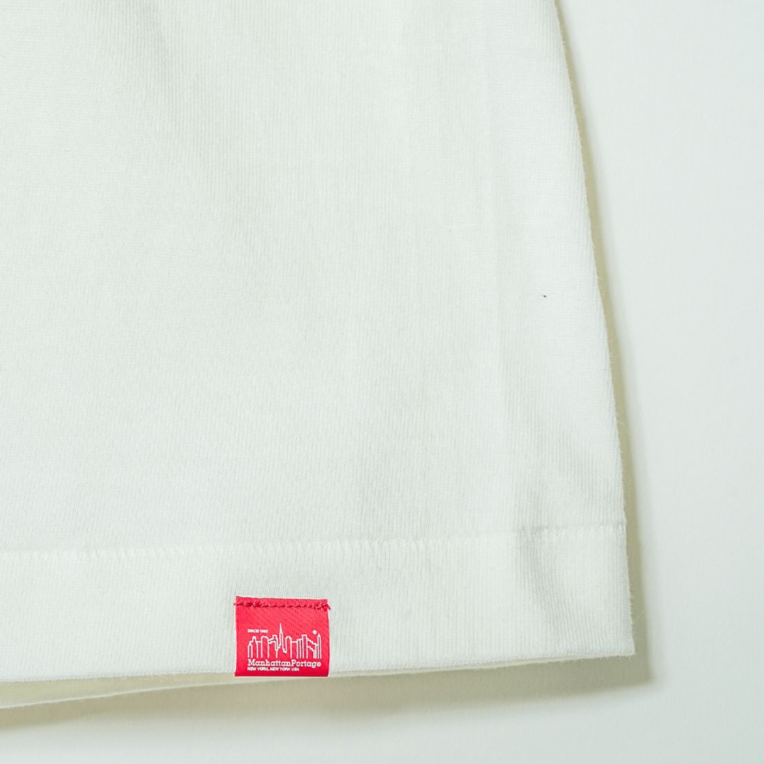 MANHATTAN PORTAGE [マンハッタンポーテージ] ワンポイントスカイラインロゴ 袖プリントロングTシャツ [MP-M580] WHITE