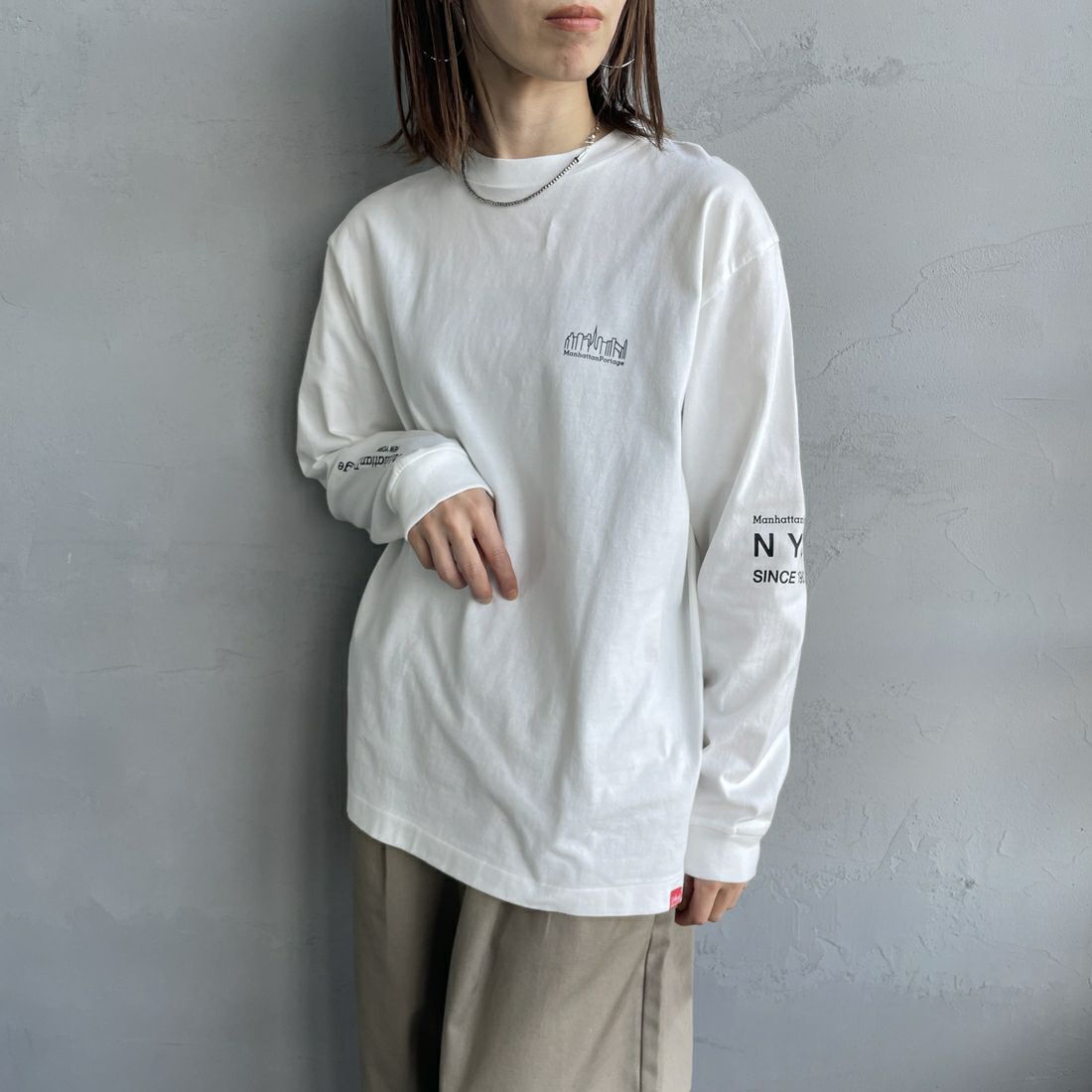 MANHATTAN PORTAGE [マンハッタンポーテージ] ワンポイントスカイラインロゴ 袖プリントロングTシャツ [MP-M580] WHITE &&モデル身長：158cm 着用サイズ：S&&