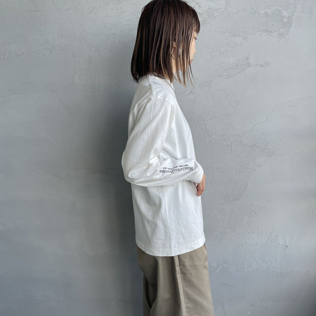 MANHATTAN PORTAGE [マンハッタンポーテージ] ワンポイントスカイラインロゴ 袖プリントロングTシャツ [MP-M580] WHITE &&モデル身長：158cm 着用サイズ：S&&