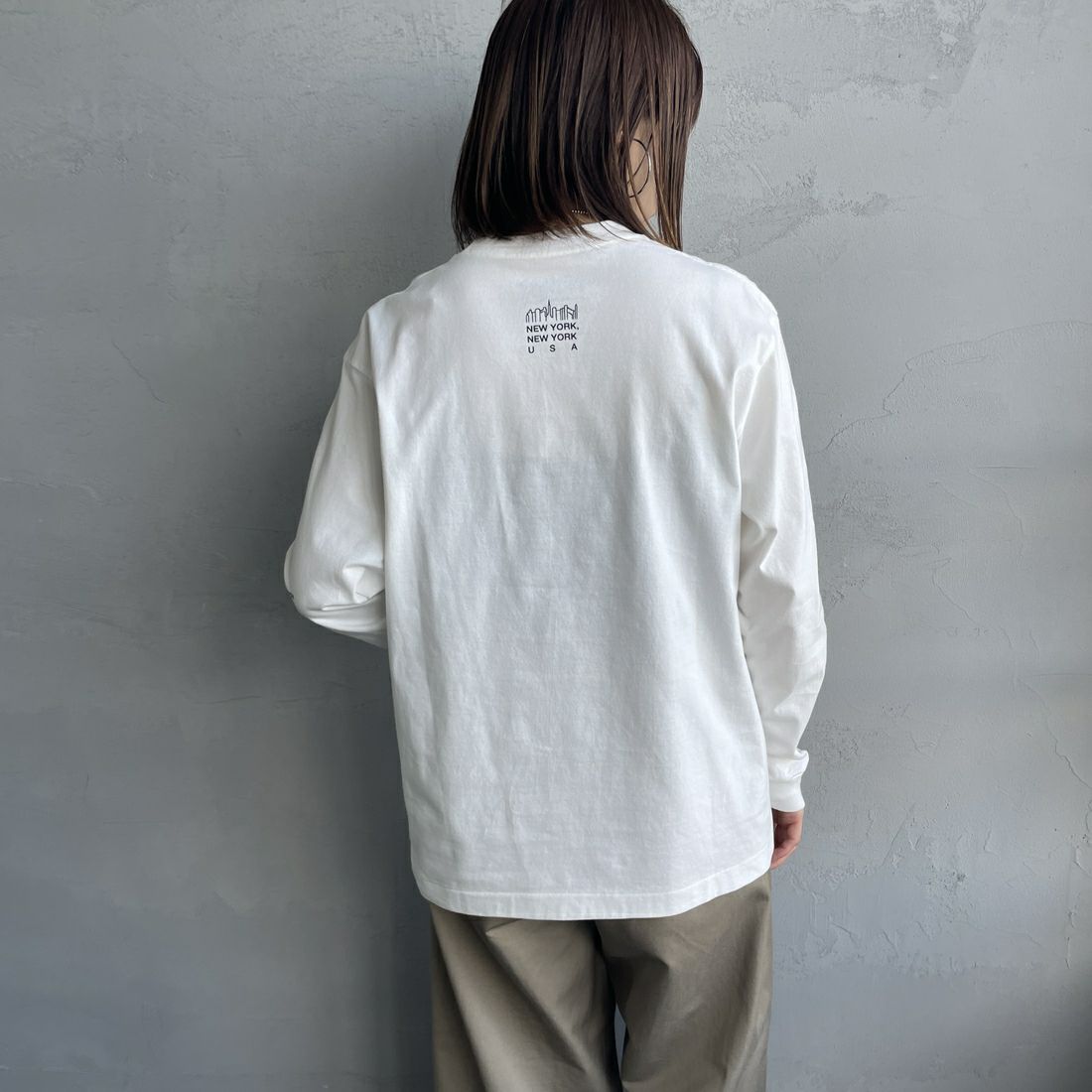 MANHATTAN PORTAGE [マンハッタンポーテージ] ワンポイントスカイラインロゴ 袖プリントロングTシャツ [MP-M580] WHITE &&モデル身長：158cm 着用サイズ：S&&