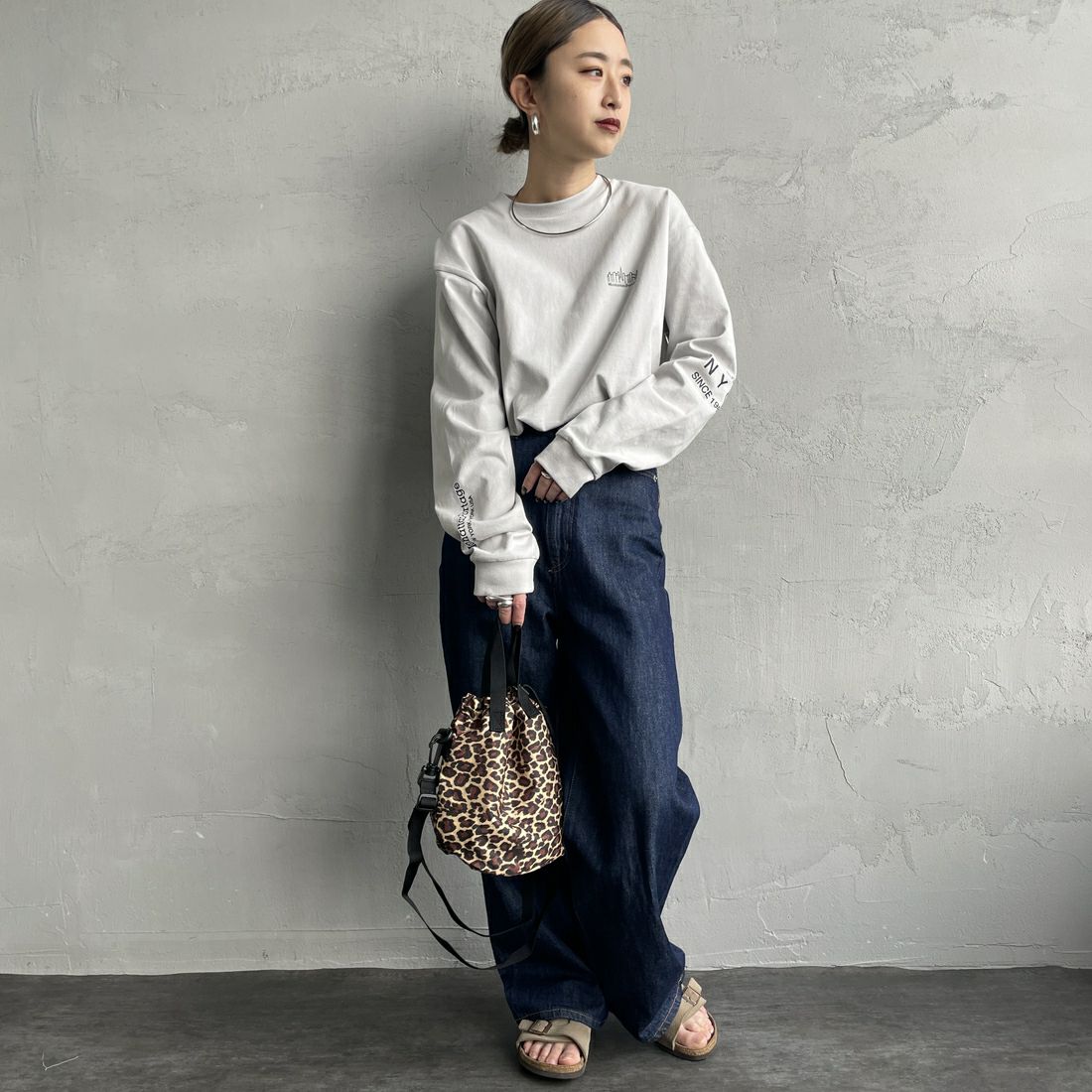 MANHATTAN PORTAGE [マンハッタンポーテージ] ワンポイントスカイラインロゴ 袖プリントロングTシャツ [MP-M580] L.GRAY &&モデル身長：150cm 着用サイズ：S&&