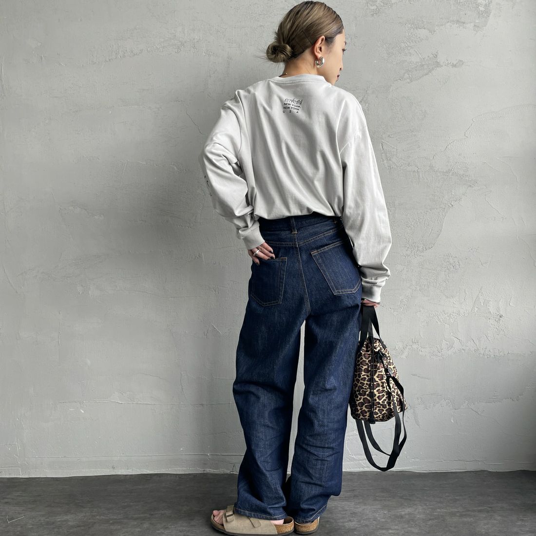 MANHATTAN PORTAGE [マンハッタンポーテージ] ワンポイントスカイラインロゴ 袖プリントロングTシャツ [MP-M580] L.GRAY &&モデル身長：150cm 着用サイズ：S&&