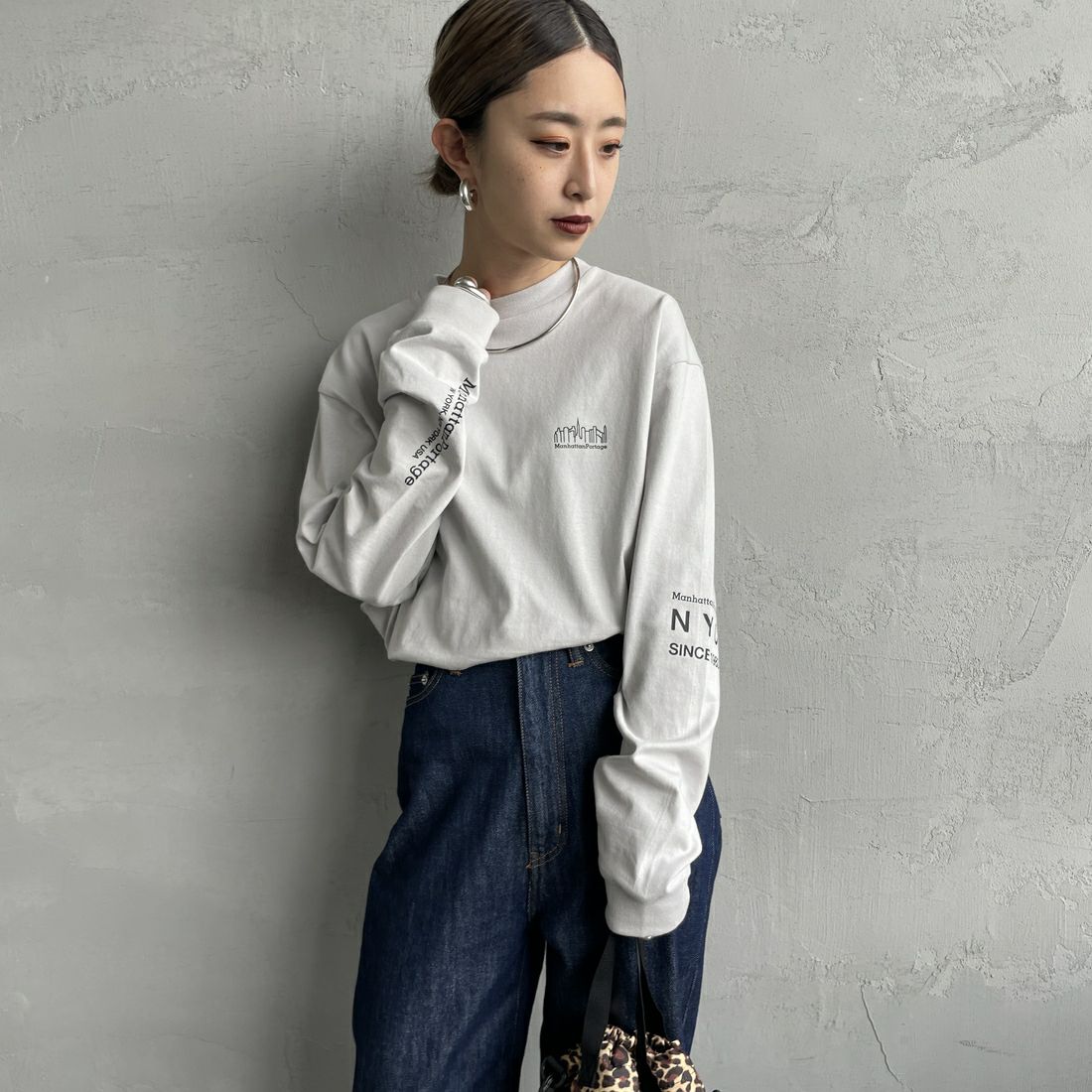 MANHATTAN PORTAGE [マンハッタンポーテージ] ワンポイントスカイラインロゴ 袖プリントロングTシャツ [MP-M580] L.GRAY &&モデル身長：150cm 着用サイズ：S&&