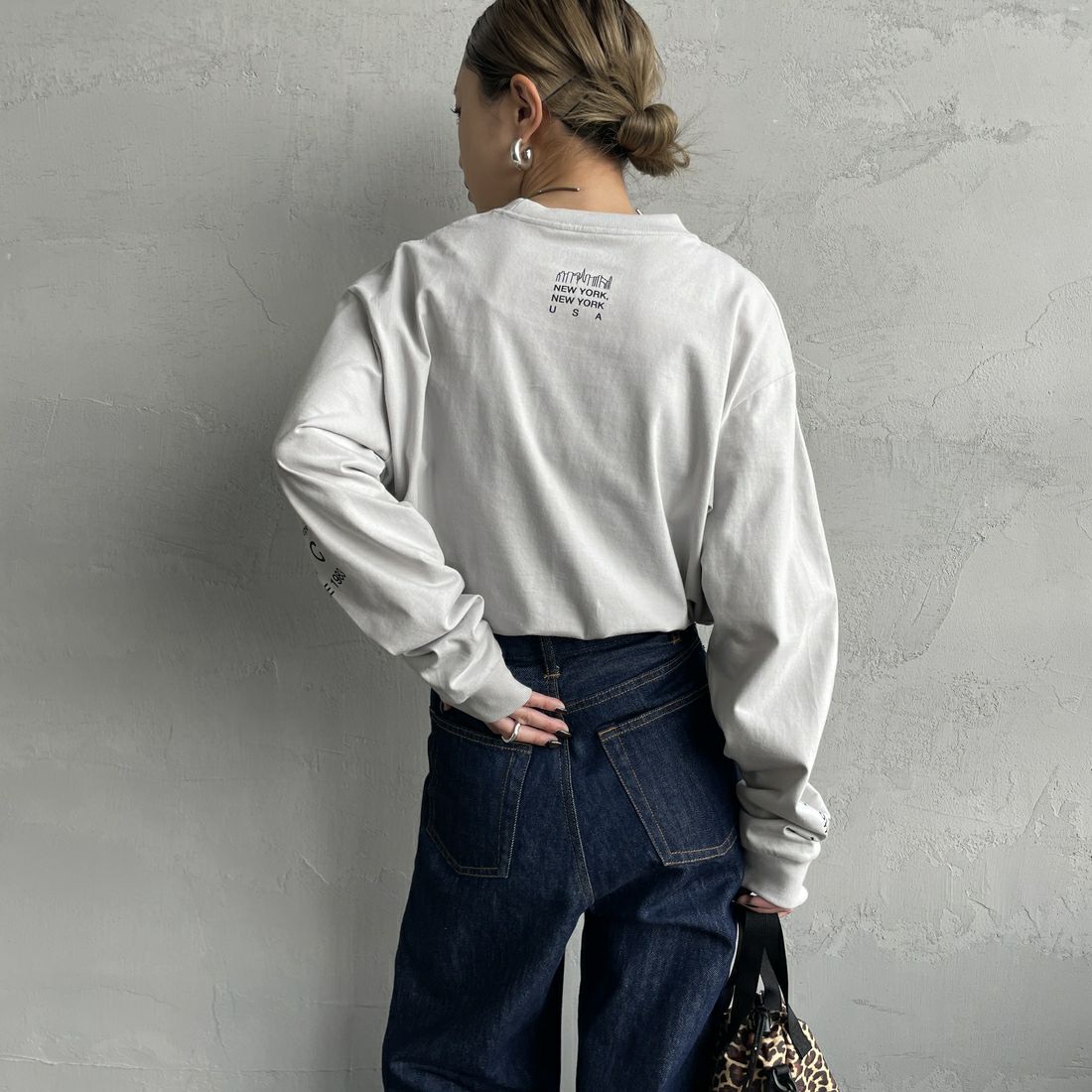 MANHATTAN PORTAGE [マンハッタンポーテージ] ワンポイントスカイラインロゴ 袖プリントロングTシャツ [MP-M580] L.GRAY &&モデル身長：150cm 着用サイズ：S&&