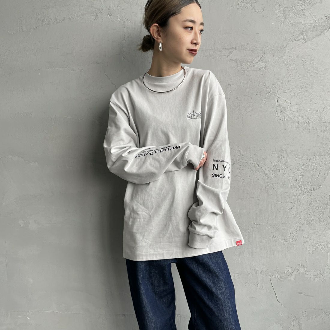 MANHATTAN PORTAGE [マンハッタンポーテージ] ワンポイントスカイラインロゴ 袖プリントロングTシャツ [MP-M580] L.GRAY &&モデル身長：150cm 着用サイズ：S&&