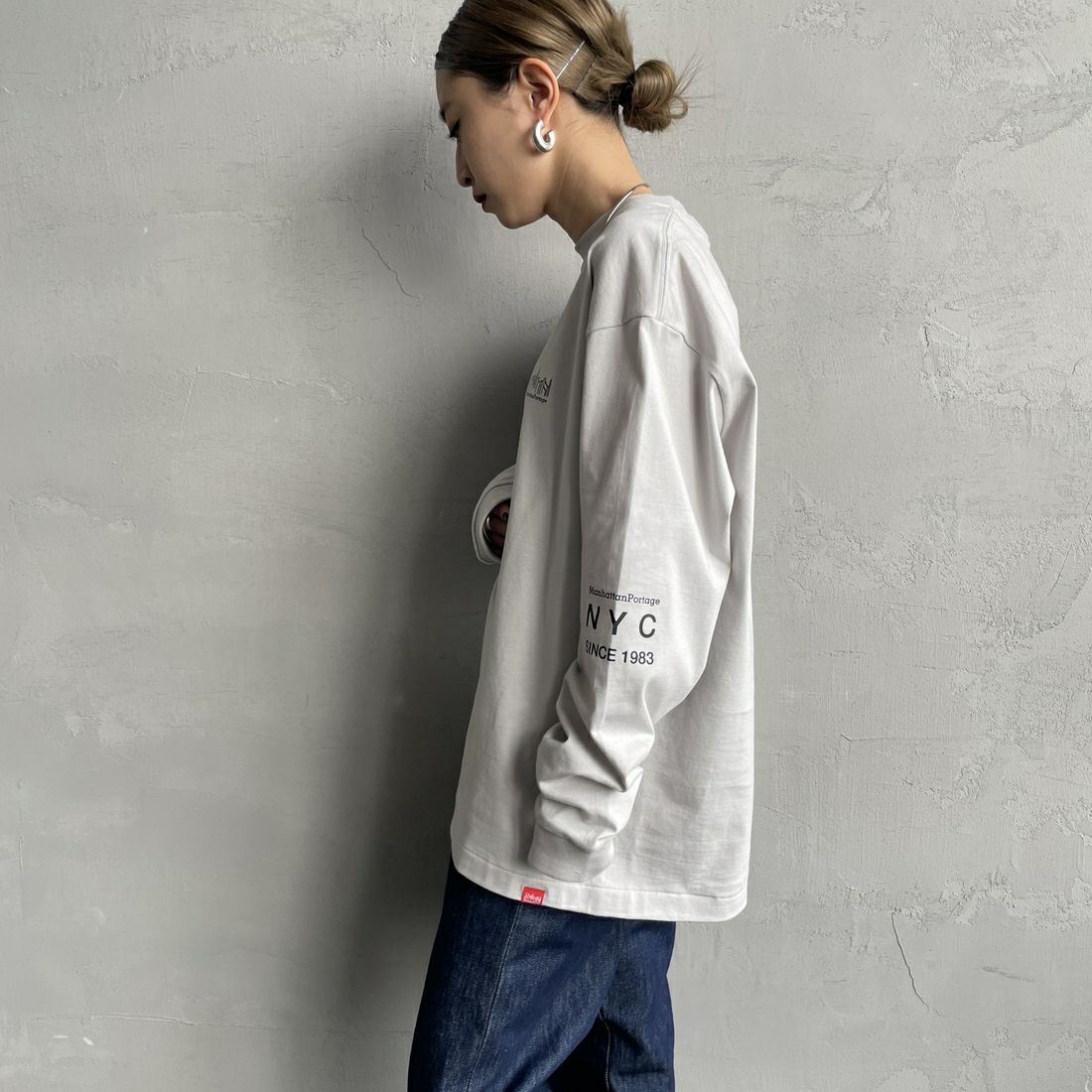 MANHATTAN PORTAGE [マンハッタンポーテージ] ワンポイントスカイラインロゴ 袖プリントロングTシャツ [MP-M580] L.GRAY &&モデル身長：150cm 着用サイズ：S&&