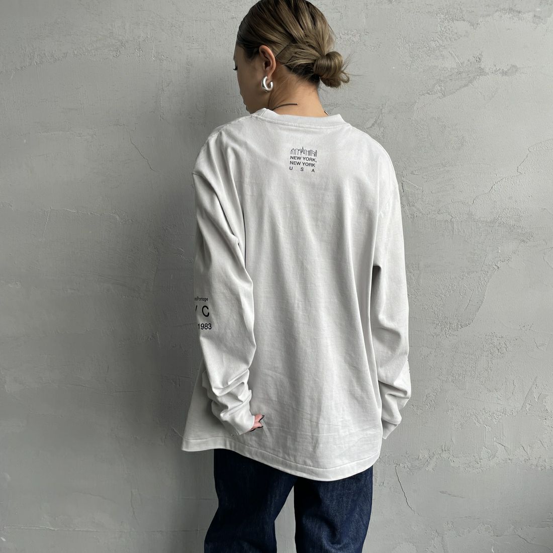 MANHATTAN PORTAGE [マンハッタンポーテージ] ワンポイントスカイラインロゴ 袖プリントロングTシャツ [MP-M580] L.GRAY &&モデル身長：150cm 着用サイズ：S&&