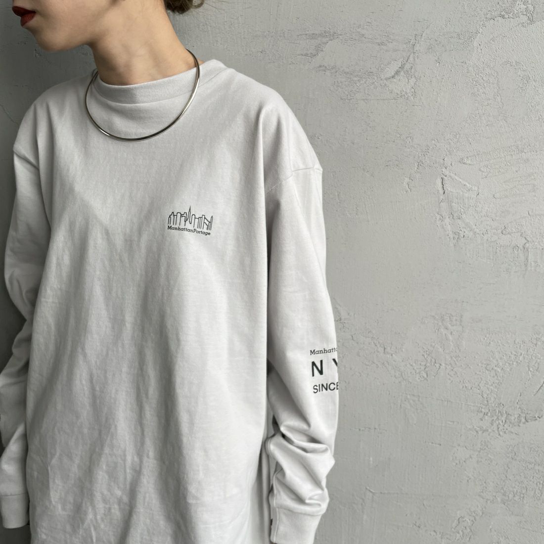 MANHATTAN PORTAGE [マンハッタンポーテージ] ワンポイントスカイラインロゴ 袖プリントロングTシャツ [MP-M580] L.GRAY &&モデル身長：150cm 着用サイズ：S&&