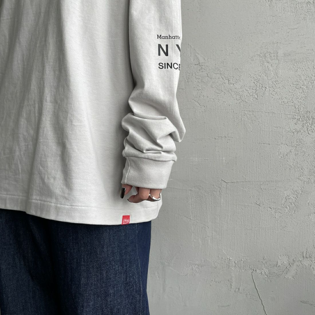 MANHATTAN PORTAGE [マンハッタンポーテージ] ワンポイントスカイラインロゴ 袖プリントロングTシャツ [MP-M580] L.GRAY &&モデル身長：150cm 着用サイズ：S&&
