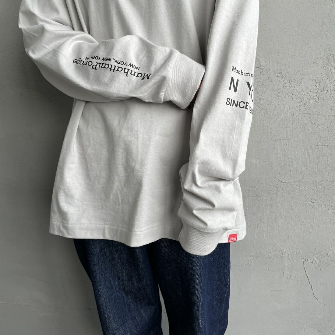 MANHATTAN PORTAGE [マンハッタンポーテージ] ワンポイントスカイラインロゴ 袖プリントロングTシャツ [MP-M580] L.GRAY &&モデル身長：150cm 着用サイズ：S&&