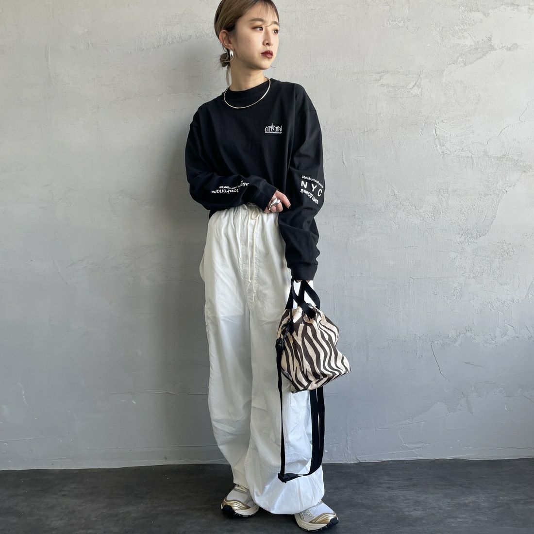 MANHATTAN PORTAGE [マンハッタンポーテージ] ワンポイントスカイラインロゴ 袖プリントロングTシャツ [MP-M580] BLACK &&モデル身長：150cm 着用サイズ：S&&