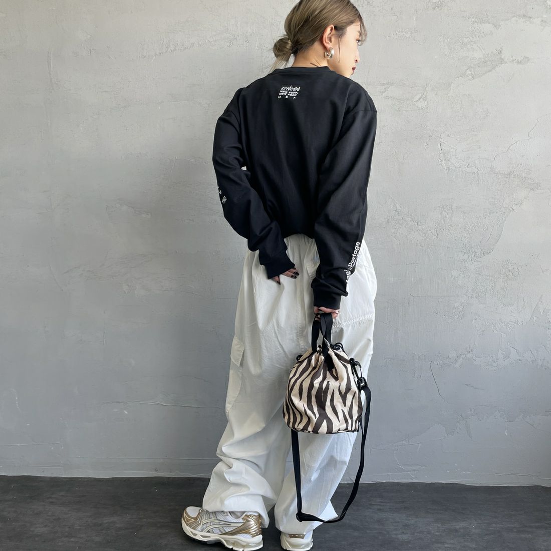 MANHATTAN PORTAGE [マンハッタンポーテージ] ワンポイントスカイラインロゴ 袖プリントロングTシャツ [MP-M580] BLACK &&モデル身長：150cm 着用サイズ：S&&