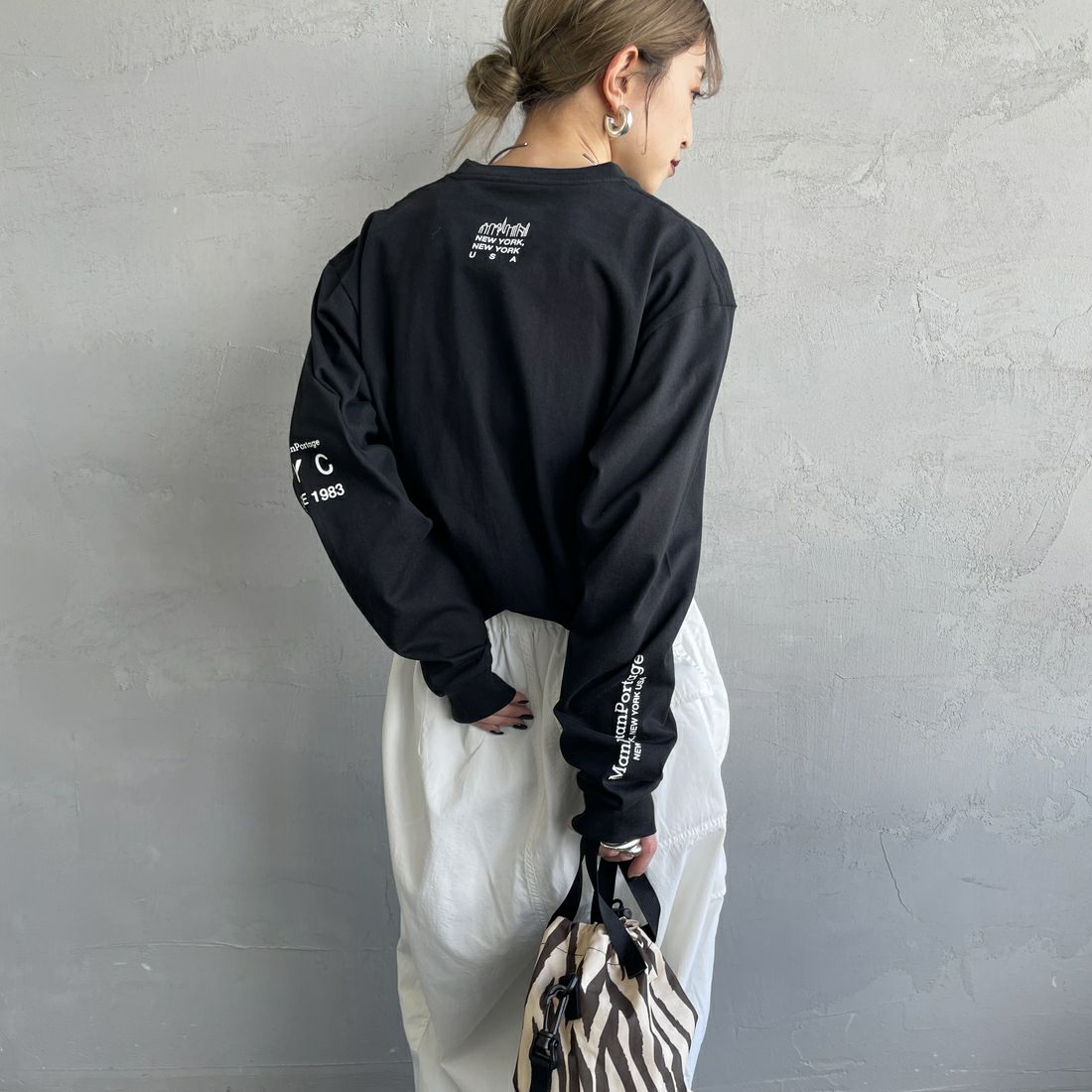 MANHATTAN PORTAGE [マンハッタンポーテージ] ワンポイントスカイラインロゴ 袖プリントロングTシャツ [MP-M580] BLACK &&モデル身長：150cm 着用サイズ：S&&